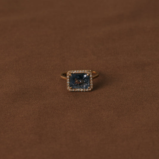 2530 Sun Iolite | K18YG One of a Elia Ring