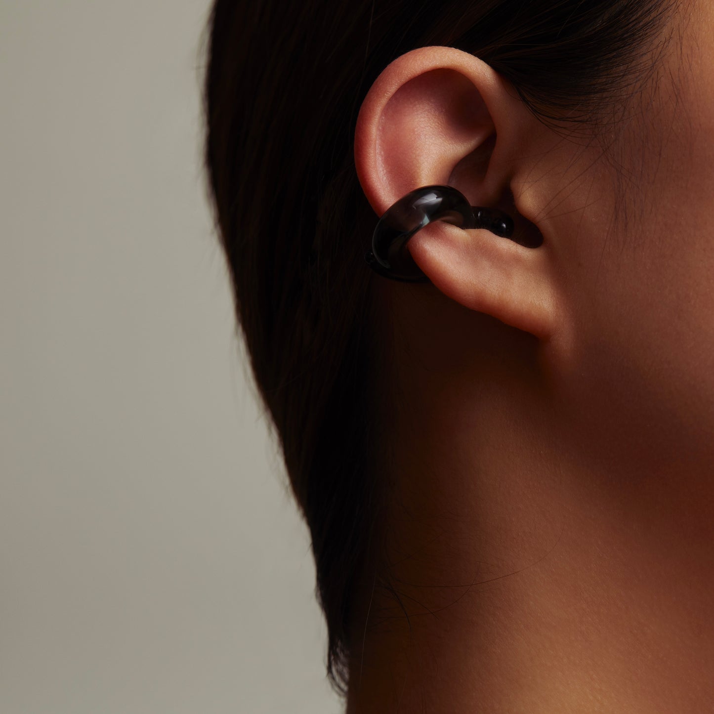 41 Cisera Glass Ear cuff | black