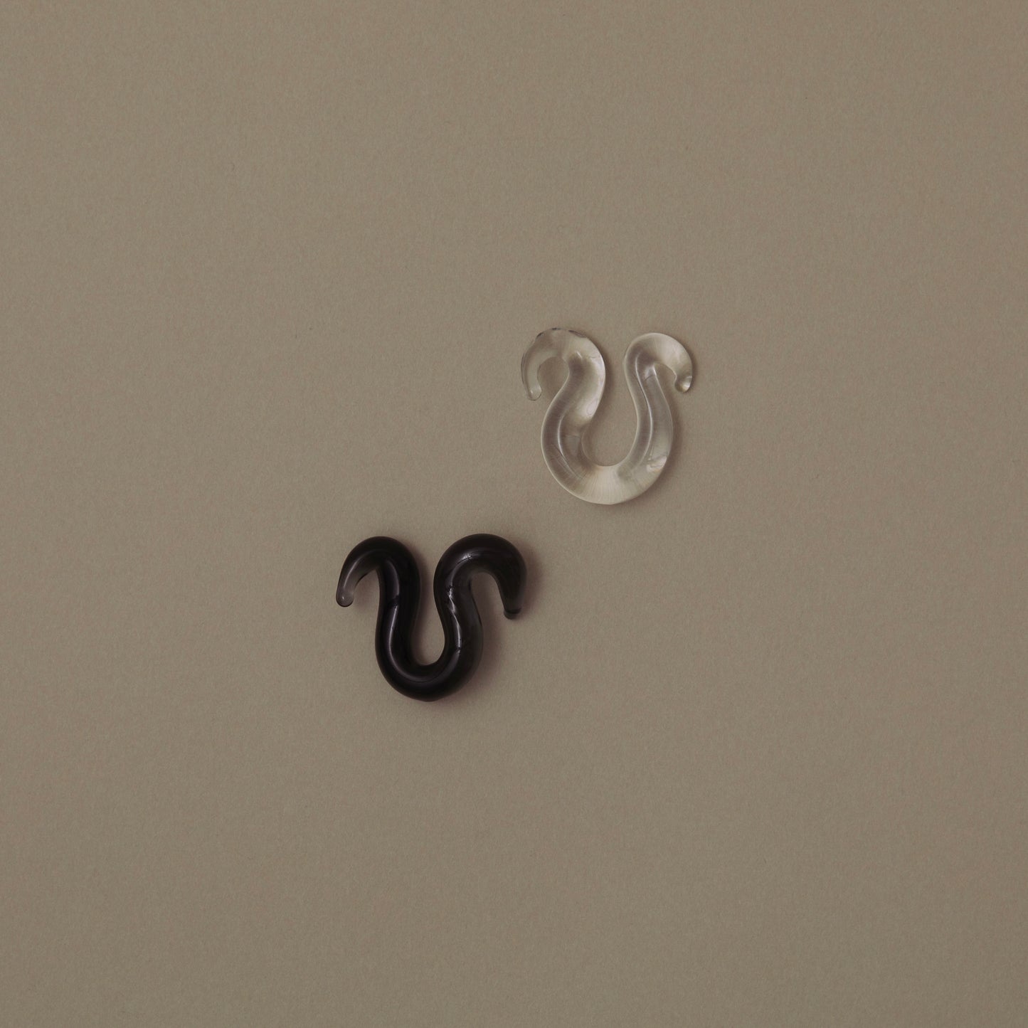 41 Cisera Glass Ear cuff | black